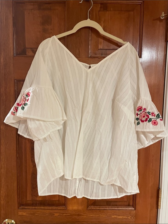 Ava & Viv Tops - Ava & Viv Cream V-Neck Flutter Sleeve Blouse with Pink Floral Embroidery